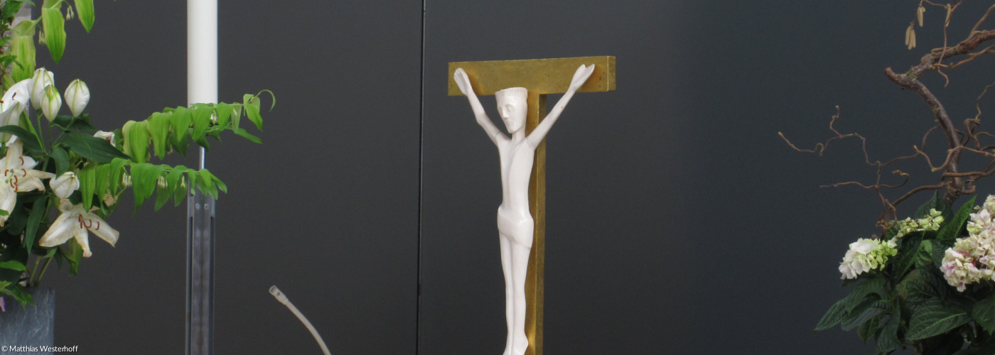 Altar mit Kruzifix, Kreuzkirche Hof