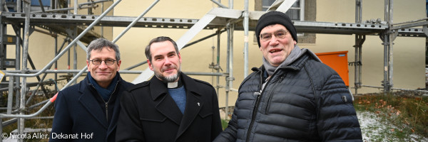 Hermann Wunderer schüttelt Ralf Dietsch die Hand, auch im Bild Andreas Müller