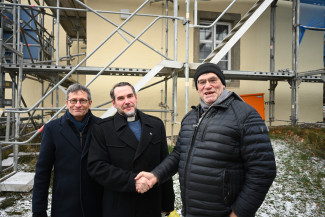 Hermann Wunderer schüttelt Ralf Dietsch die Hand, auch im Bild Andreas Müller